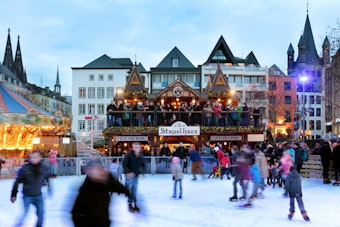 Die Eisbahn auf dem Weihnachtsmarkt in der Kölner Altstadt.