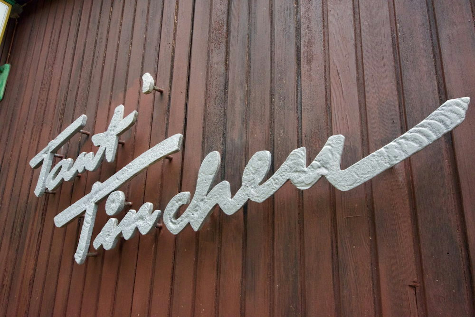 Legendärer Schriftzug: Seit dem Neubau im Jahr 1976 schmückt er schwungvoll die Fassade des Gastronomiebetriebs.