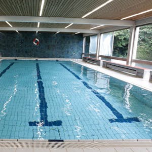 Kurzbahnen von 16 Metern bietet das Mohnweg-Bad. Für ein neues Bad sind Wettkampfbahnen mit 25 Metern in der Diskussion.