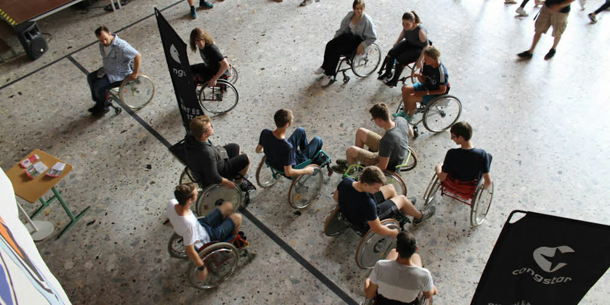 Viele Schüler probierten am Gesundheitstag aus, wie es ist, im Rollstuhl zu sitzen.
