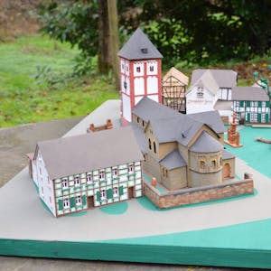 Kleiner, aber bunter als das Original: Ein Modell aus der Werkstatt von Günter Blömer zeigt die Alte Kaplanei (links) schon in bergischen Farben. Die Realität ist wesentlich grauer.