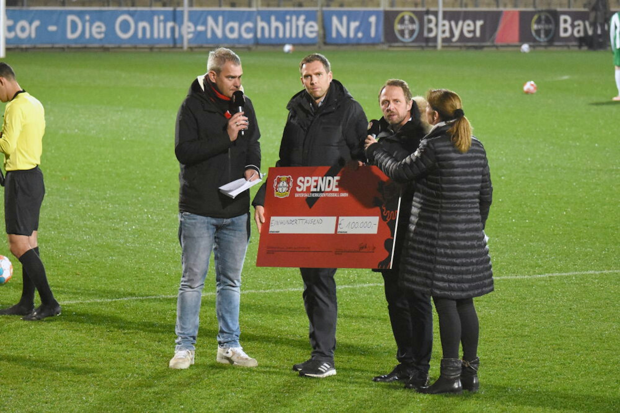 Oberbürgermeister Uwe Richrath (2. v. r.) durfte in einer Spielpause den symbolischen Spendenscheck annehmen.