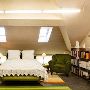 Blick in Lagerfelds Reich: Das Schlafzimmer unter der Dachschräge wirkt gemütlich. 