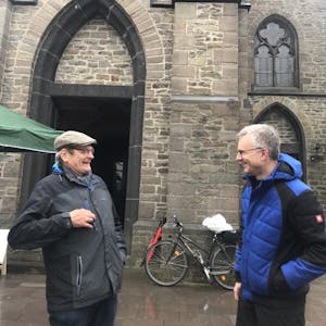 Einladung zum Gespräch: Ansgar Nowak und Henry Wuttke (v.l.) vor der katholischen Kirche in Kreuzberg.