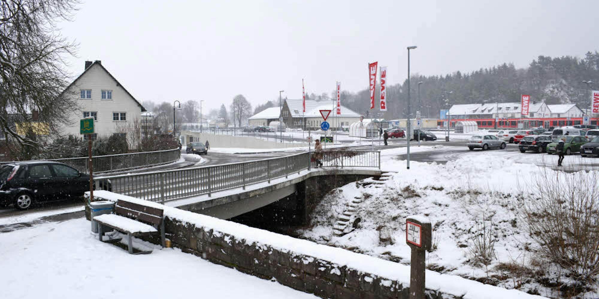 Noch ein Jahr lang kann die Urft-Brücke am Kaller Kreisel genutzt werden. Danach wird sie abgerissen.