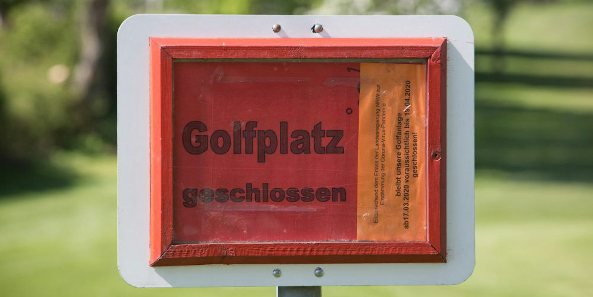Golfplätze wie in Berghausen sind noch gesperrt. , sorgen Greenkeeper wie Thomas Wester für das perfekte Grün.