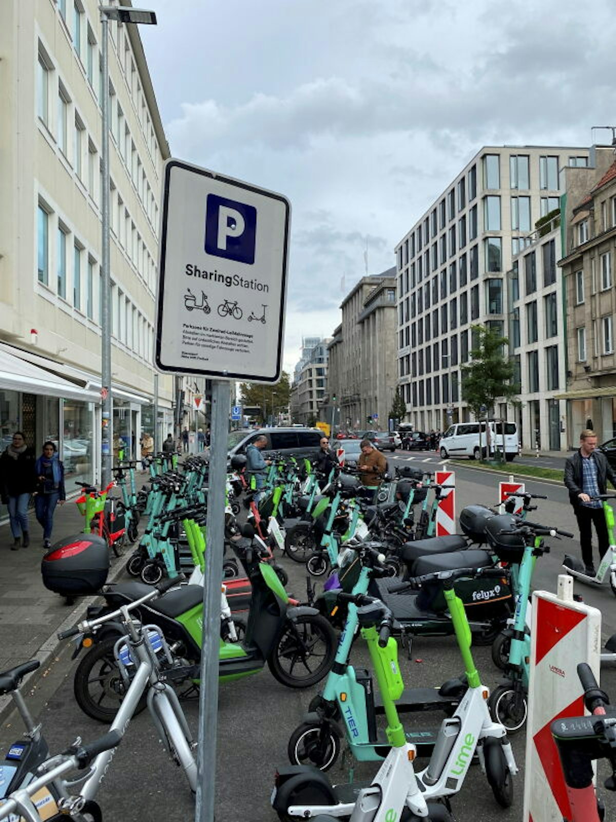 Die Stadt Düsseldorf hat spezielle Zonen eingerichtet, in denen die E-Scooter geordnet abgestellt werden können.