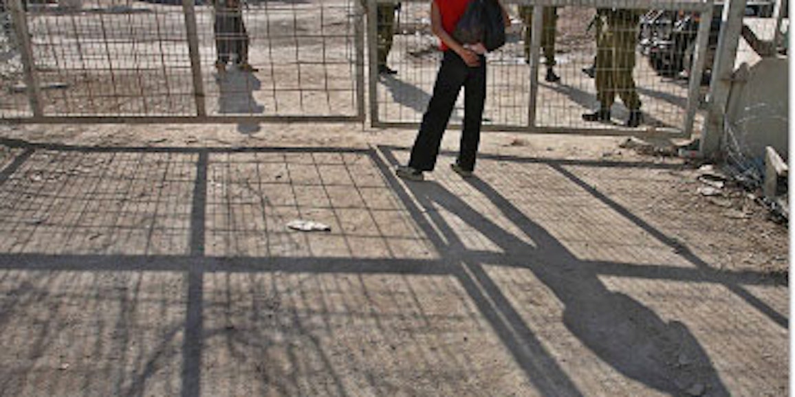 Ein junger Palästinenser wartet auf seine Erlaubnis, einen israelischen Checkpoint zu passieren.