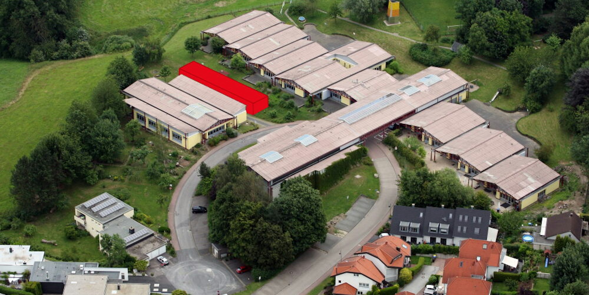 Am Werkstattgebäude der Friedrich-Fröbel-Schule soll der Erweiterungsbau (rot eingezeichnet) errichtet werden.