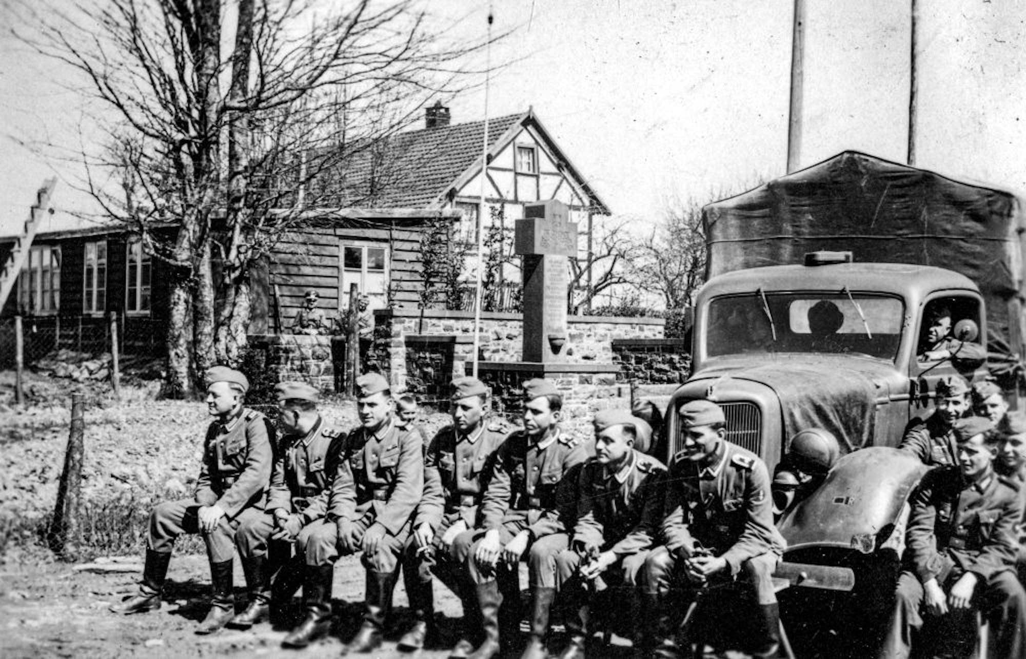 Deutsche Soldaten posieren in Schöneseiffen vor einem Lkw für ein Erinnerungsfoto. Das war vor der fürchterlichen Ardennenoffensive.