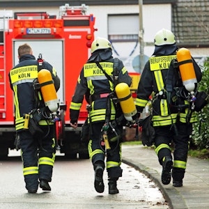 Feuerwehrmänner beim Löschen eines Brandes in Köln