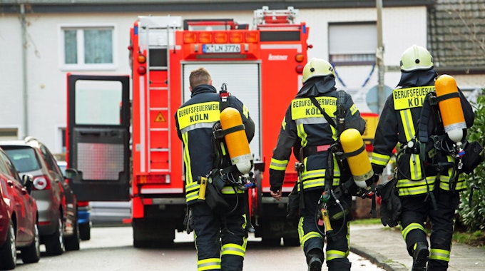 Feuerwehrmänner beim Löschen eines Brandes in Köln