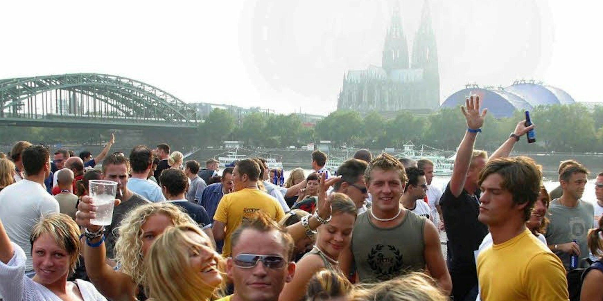Ausgelassen feiern darf man auch  künftig auf Partyschiffen in Köln. Die Betreiber müssen aber bestimmte Auflagen erfüllen. (Foto: dpa)