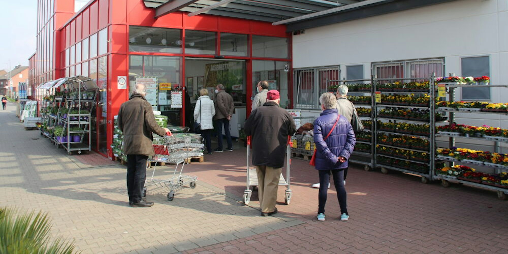 Am Toom-Baumarkt in Bergheim bildete sich am Freitag eine lange Warteschlange vor dem Eingang.