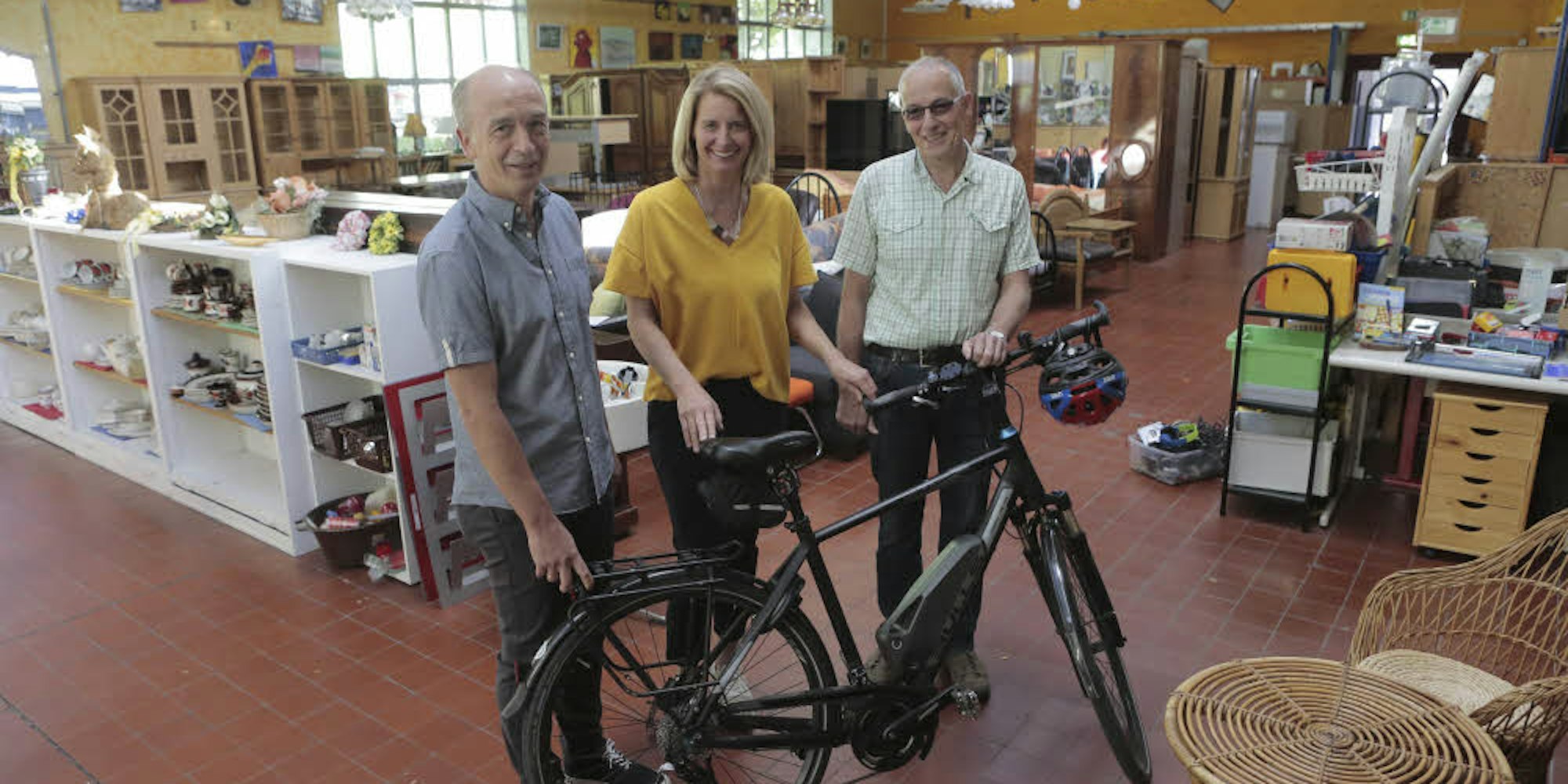 Für den Verleih von E-Bikes durch die Ökumenische Initiative setzen sich Franz-Josef Beul (l.), Anne Loth und Dr. Herbert Sülz ein.