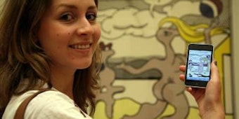 Annäherung an Roy Lichtenstein: Beatrice Faust lässt sich im Museum Ludwig von Poptalk das Bild „Frolic“ erklären. (Bild: Krasniqi)