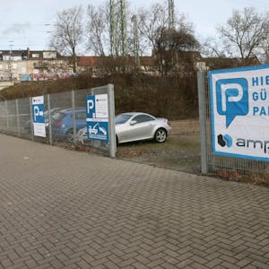 Das Unternehmen Ampido bietet Parkplätze an der Bonner Straße an, die per Smartphone reserviert und bezahlt werden können.