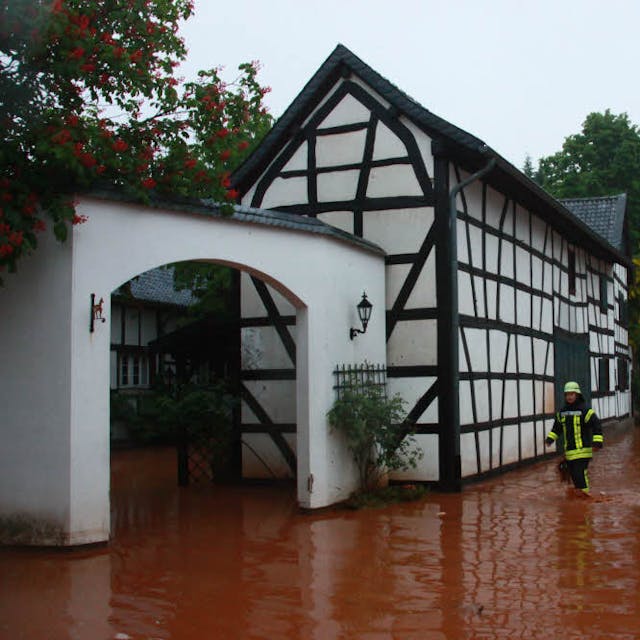 Land unter hieß es im Mai 2016 in Scheven. Künftig soll der Ort weitestgehend vor derartigen Sturzregen geschützt werden.