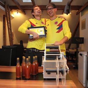 Felix Land (27) und Philip Schmitz (25, von links) füllen das selbst kreierte Erfrischungsgetränk in Manufaktur-Qualität von Hand ab.
