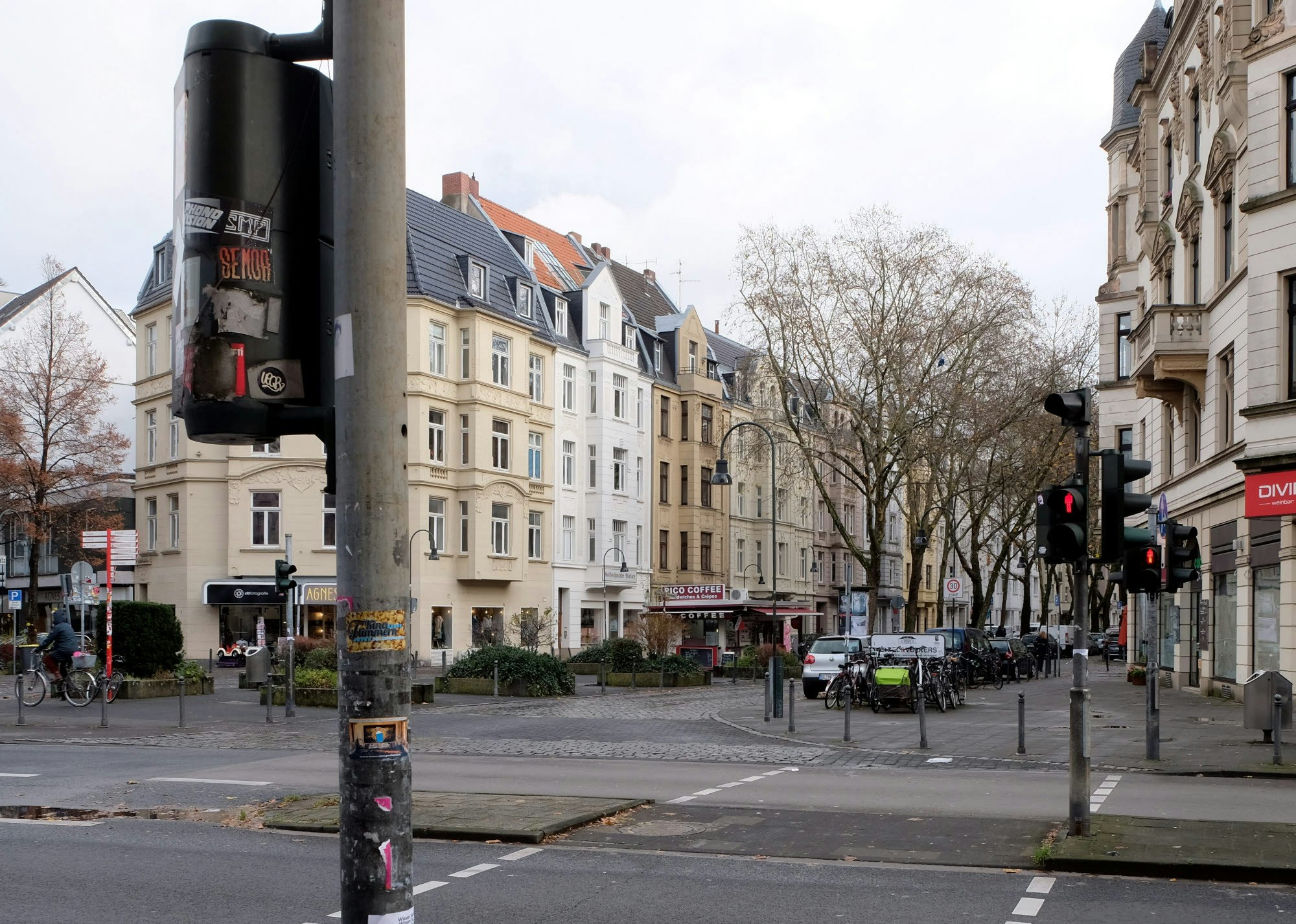 Die Ampeln an der Kreuzung Neusser Straße/Weißenburgstraße werden ebenso entfernt wie die Signalanlagen Neusser Straße/Balthasarstraße und Neusser Straße/Neusser Wall.