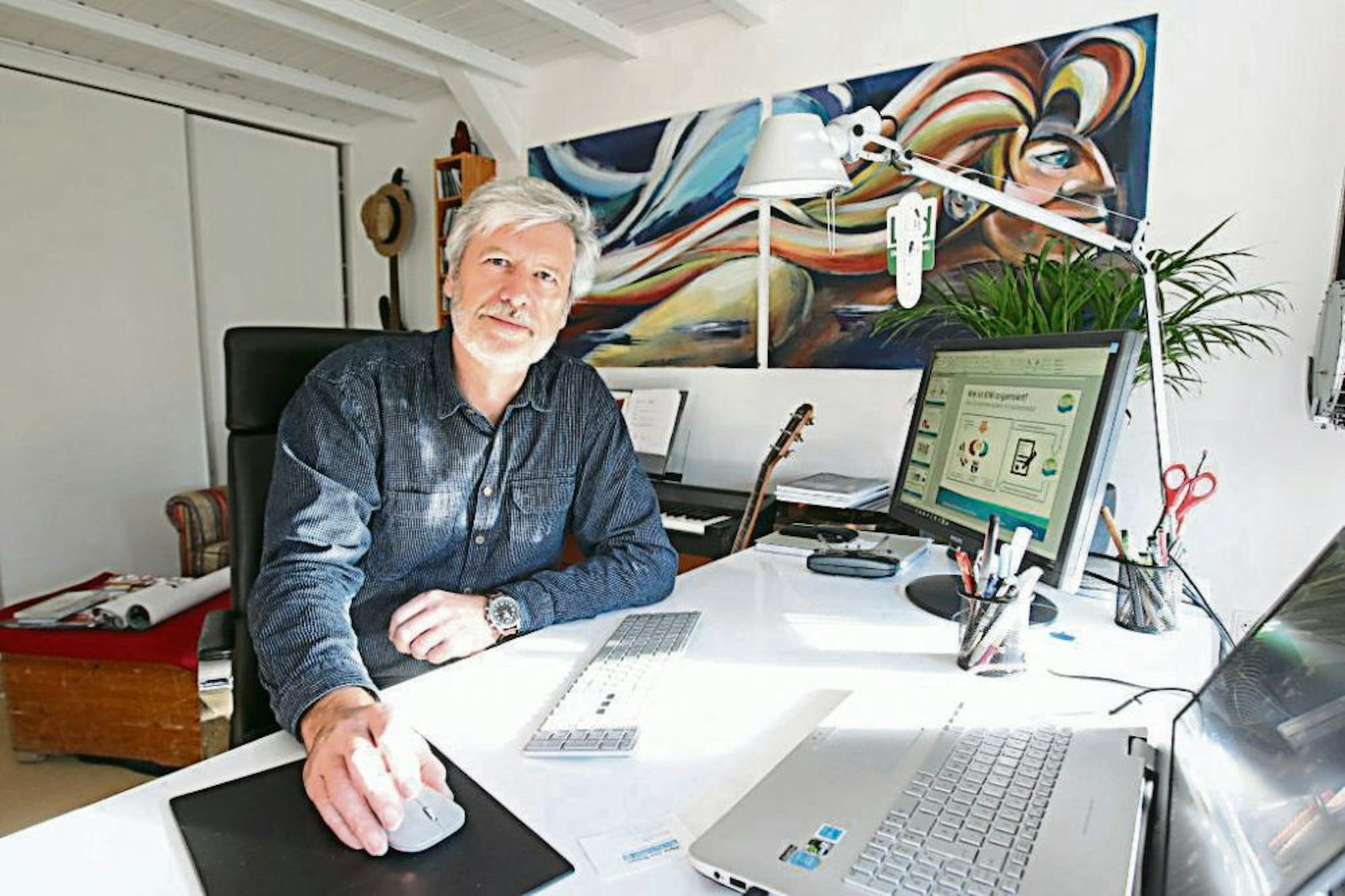 In seinem Büro erledigt Frank Christgen die Organisationsarbeit. Das Bild an der Wand hat er selbst gemalt – ein weiteres Hobby.