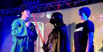Selbst der dunkle Lord Darth Vader aus der legendären Star-Wars-Saga durfte zur Sitzung der alternativen Karnevalisten nicht ohne Bändchen rein.
