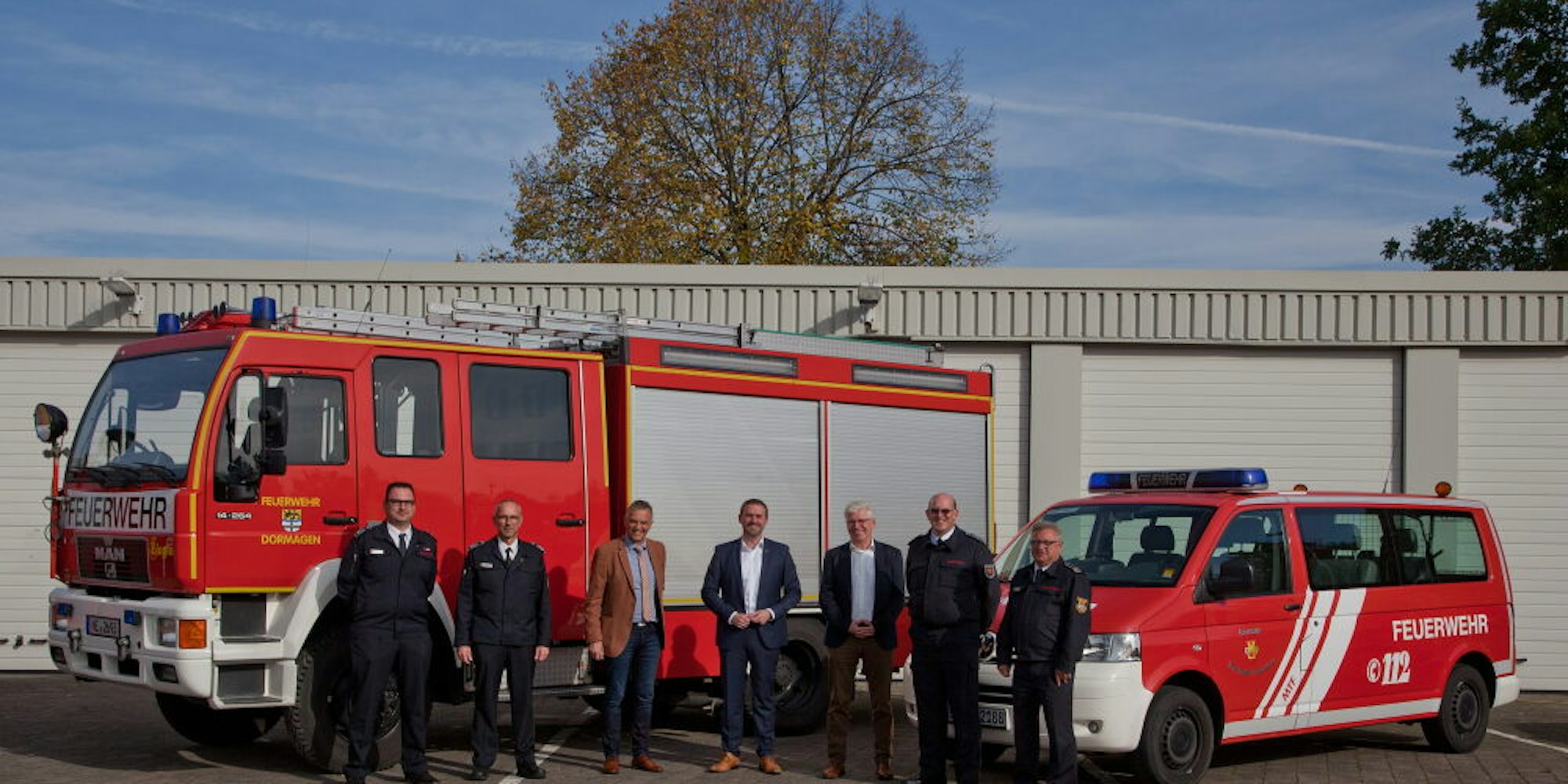 Vertreter aus Hellenthal und Euskirchen nehmen das Geschenk aus Dormagen, je ein Feuerwehrfahrzeug, entgegen.