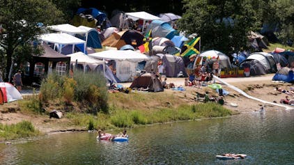 Abkühlung für die zahlreichen Camper verspricht der Fühlinger See