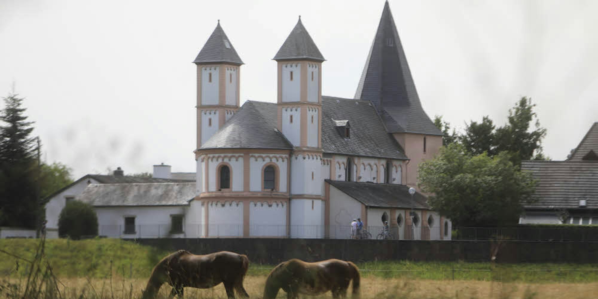 Die romanische Kirche St.Amandus liegt traumhaft idyllisch direkt am Naturschutzgebiet der Rheinaue „Langel-Merkenich“.