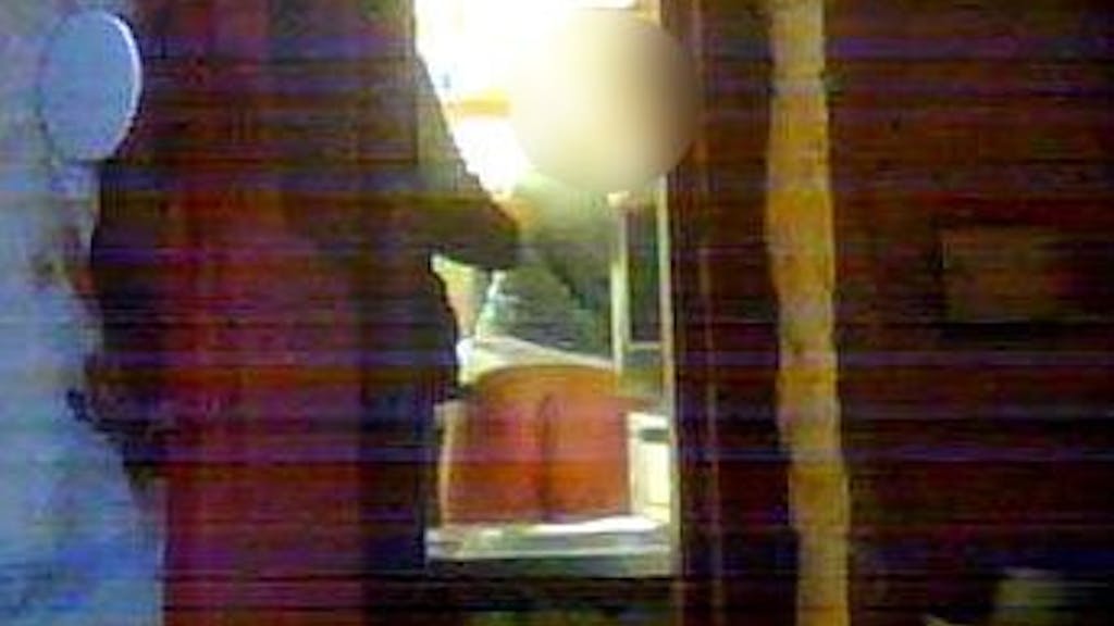 Schnell ausziehen! Der Blick der versteckten Kamera fällt durch einen Türspalt und zeigt den nackten Popo der Verkäuferin...