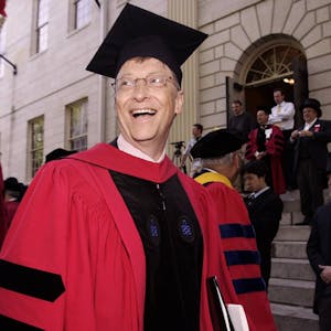 Millardär ohne Uni-Abschluss: Microsoft-Gründer Bill Gates bei einem Besuch seiner ehemaligen Eliteuniversität Harvard.