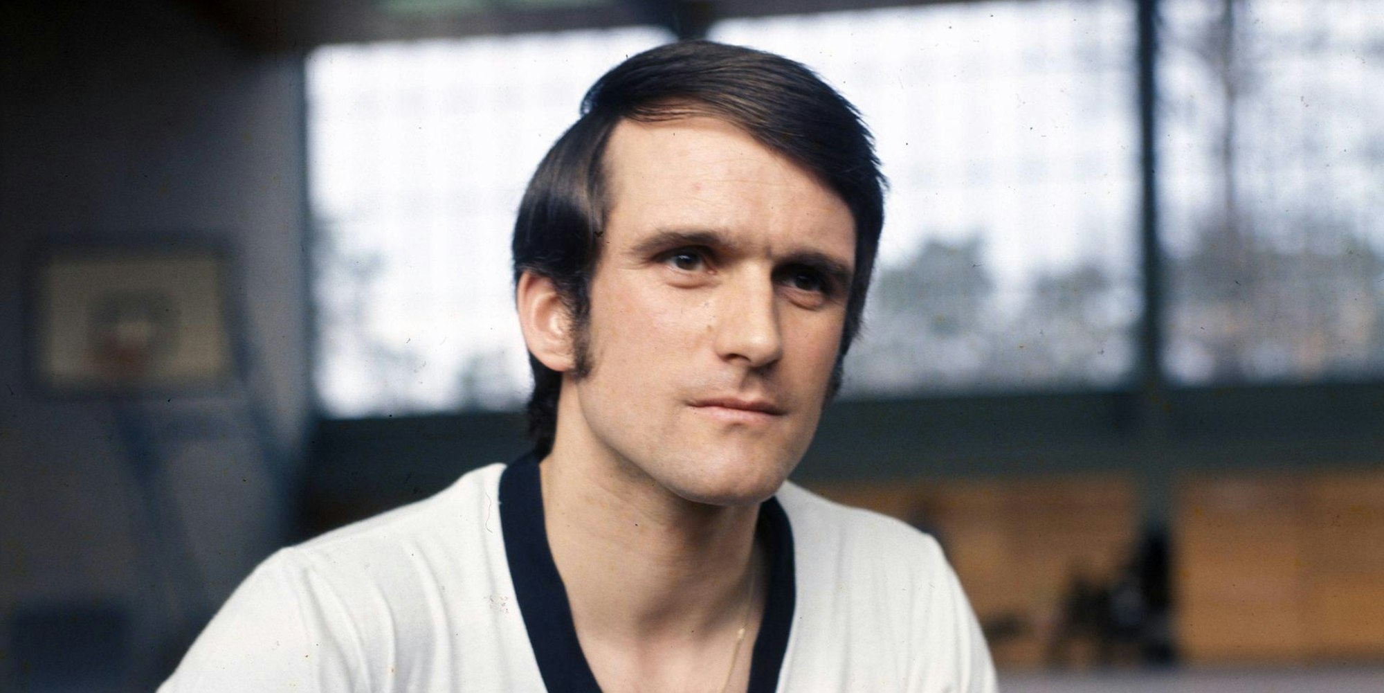 Großer schwarzer Kragen, strahlend weißer Stoff: Wolfgang Overath in dem Trikot, das die deutsche Mannschaft bei der WM 1970 in Mexiko trug. 