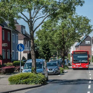 Das wird schwierig: Wegen häufiger Staus wünscht sich Wupsi-Planer Peter Klemt eine Busspur auf der Odenthaler Straße.