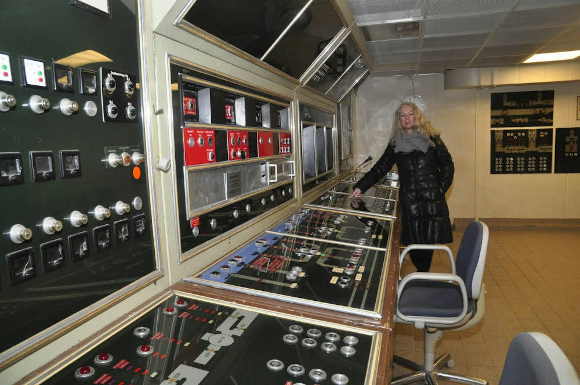 Wie aus der TV-Serie „Raumschiff Orion“: Museumschefin Heike Hollunder in der Schaltzentrale des Bunkers.