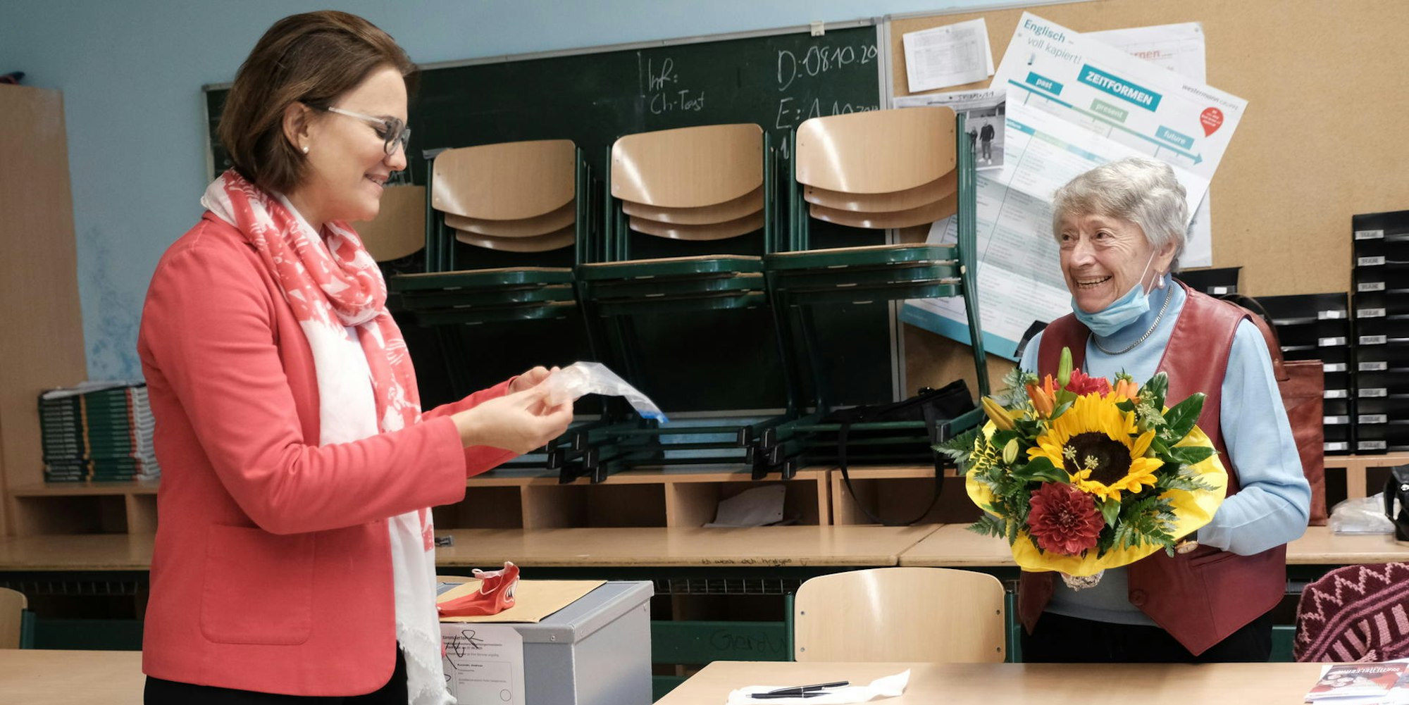 Lydia Mörs-Plattes (r.) bekommt von Wahlleiterin Dörte Diemert einen Blumenstrauß und bedankt sich mit einem Stück Seife.