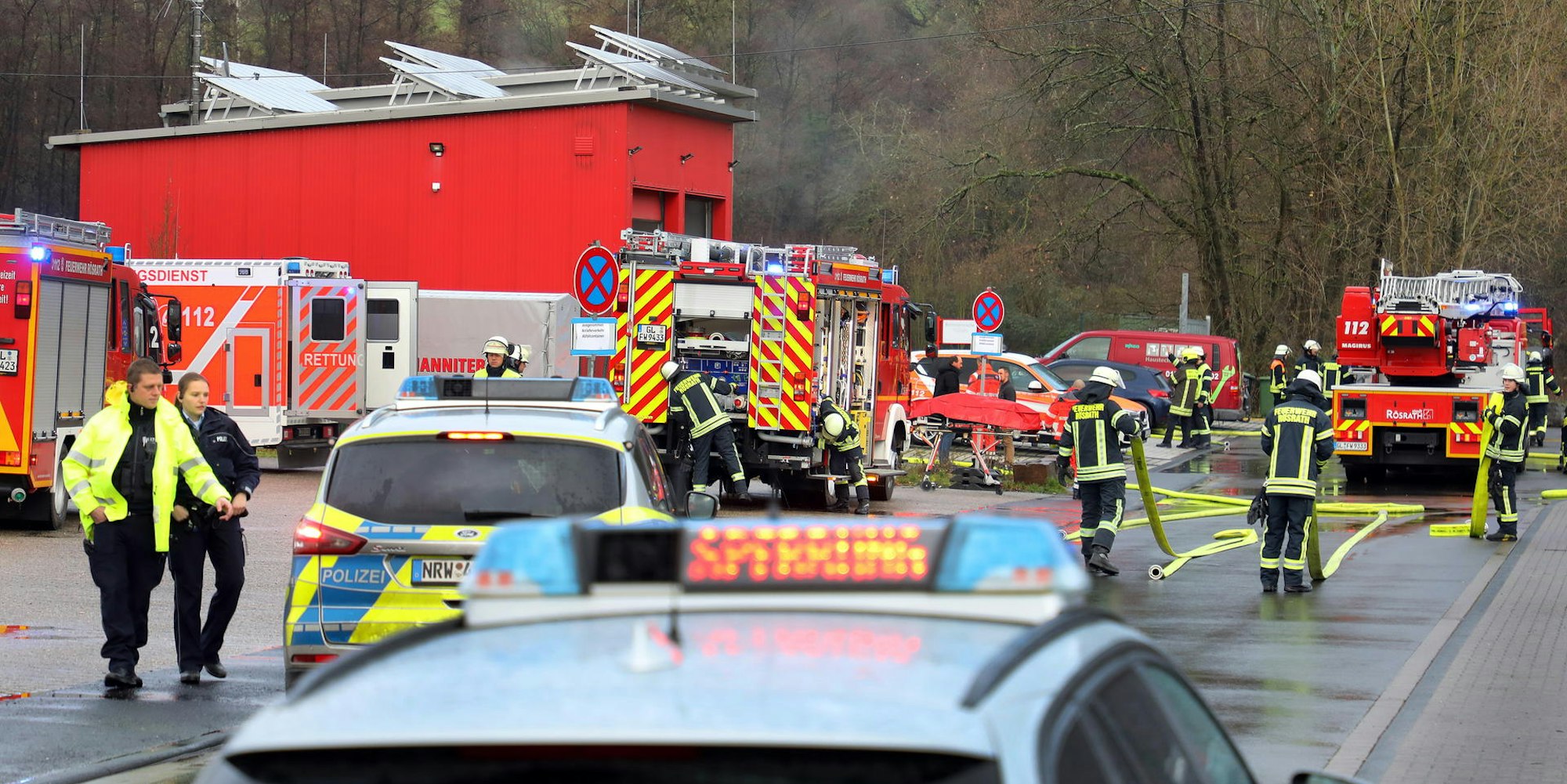 Zum Löschen des Brandes in der Rettungswache musste Weihnachten 2019 die Feuerwehr anrücken.