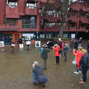 Im vorschriftsmäßigen Abstand von jeweils 1,50 Metern versammelten sich die Künstler zu ihrer Protestkundgebung vor dem Bürgerhaus Bergischer Löwe.