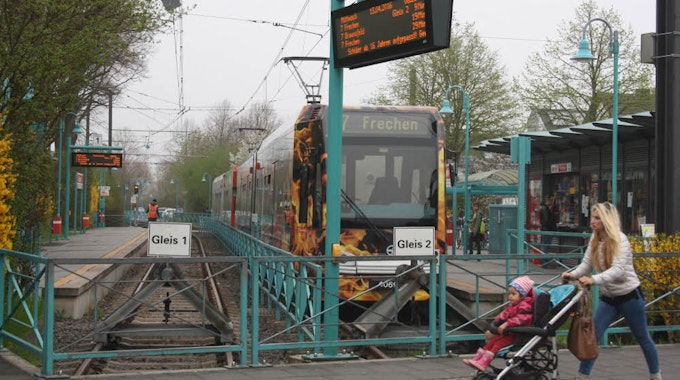 In Porz-Zündorf endet die Kölner Stadtbahnlinie 7. Hier könnte der Anschluss zu einer neuen Verbindung Richtung Bonn entstehen, die nach Auffassung von Verkehrsplaner großes Fahrgast-Potenzial hätte.