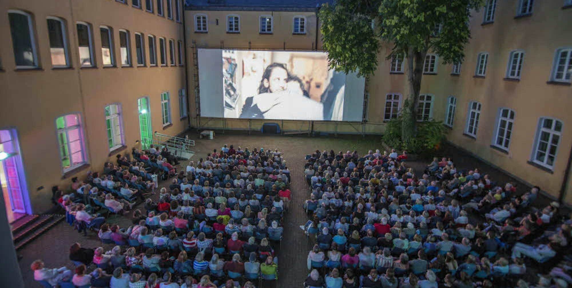 Besondere Kino-Atmosphäre versprechen die Open-Air-Vorstellungen im Brühler Rathaus-Innenhof.