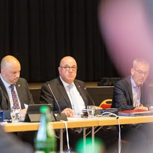 Nicht von Freunden umgeben: Bürgermeister Wilfried Holberg (Mi.) musste sich massive Vorwürfe der Fraktionschefs von CDU, SPD, Grünen, UWG und FDP anhören.