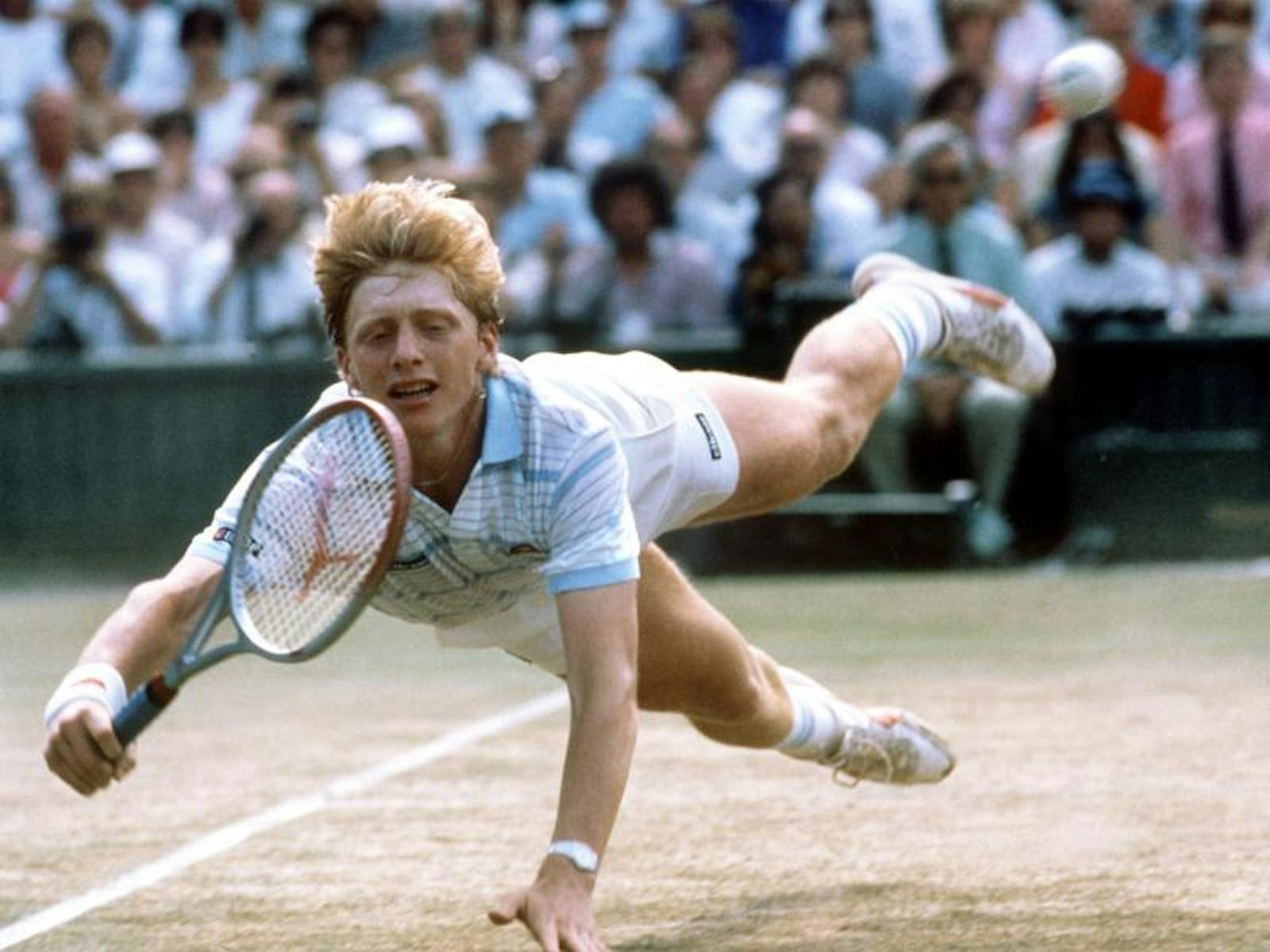 Der junge deutsche Tennisspieler Boris Becker hechtet während des Turniers in Wimbledon im Juni 1985 nach einem Ball. (Archivfoto)