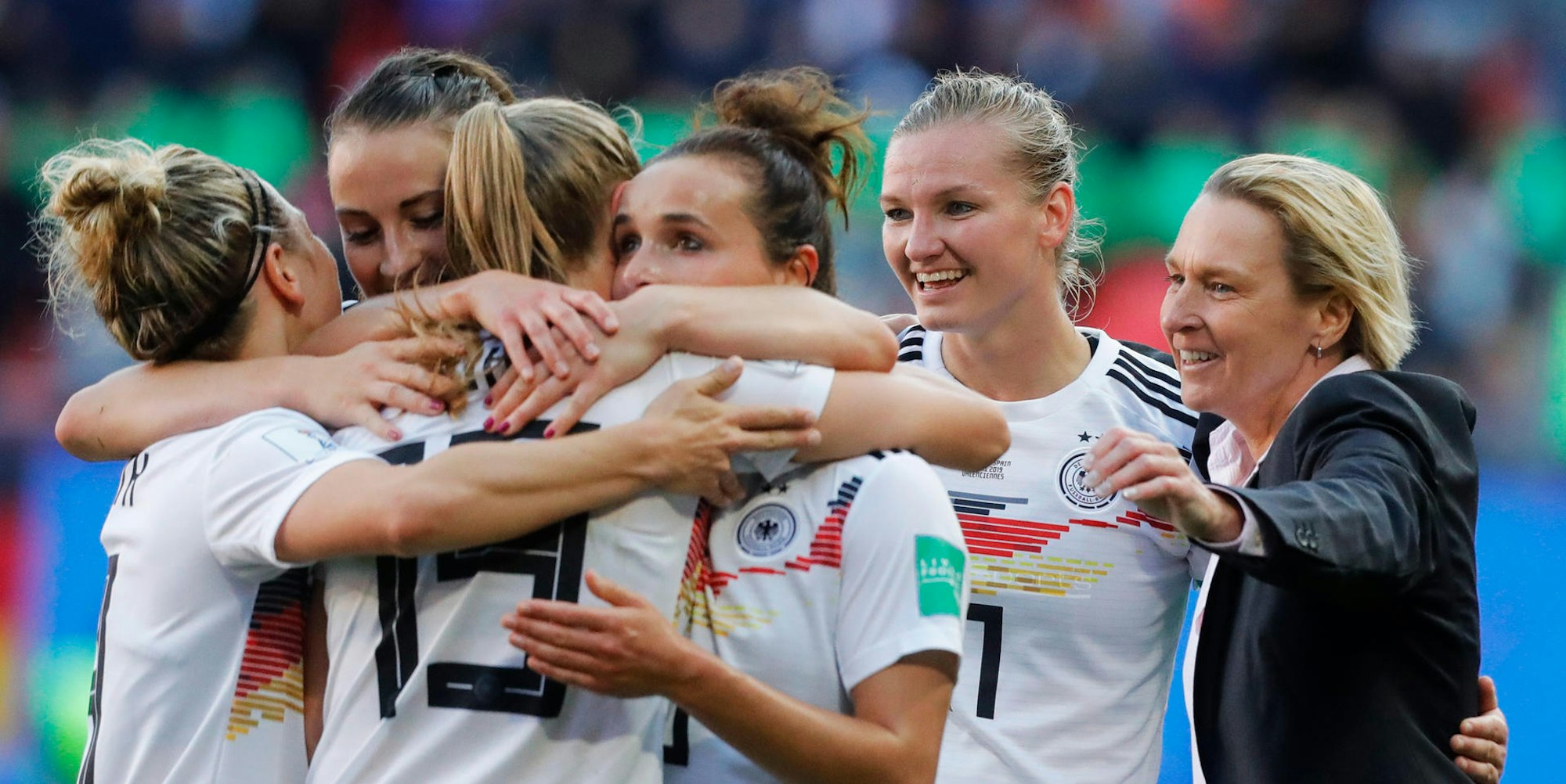 Frauen WM Deutsches Team umarmt sich