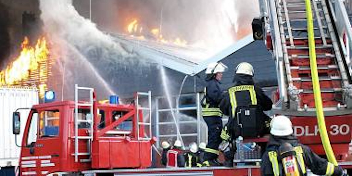 Großbrand in den Nordeifelwerkstätten in Ülpenich. Dort standen am Donnerstag mehrere Lagerhallen in Flammen. (Bild: Klinkhammer)