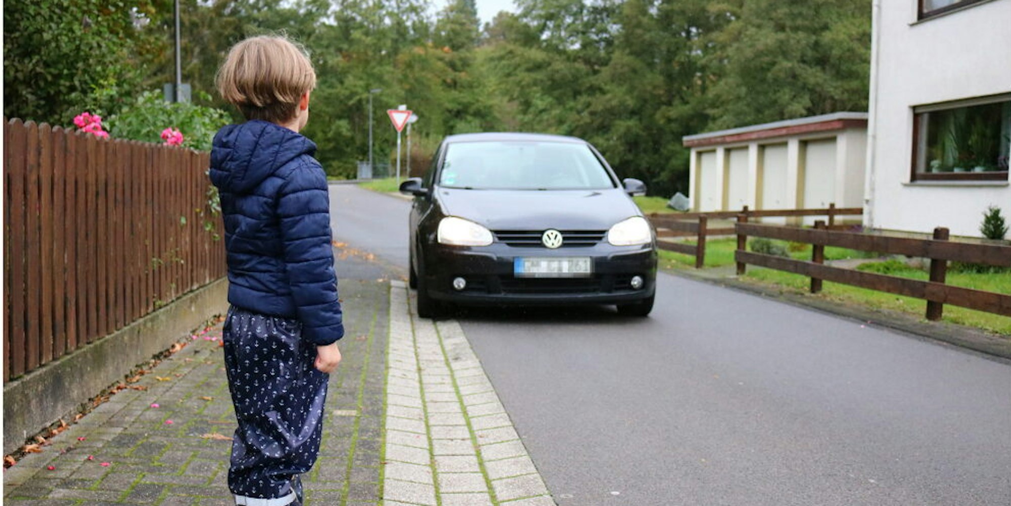 Erst gehen, wenn die Räder stehen. Liam (6) hat dabei geholfen, eine Verkehrssituation aus Kindersicht nachzustellen.