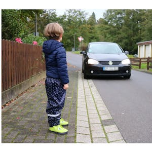 Erst gehen, wenn die Räder stehen. Liam (6) hat dabei geholfen, eine Verkehrssituation aus Kindersicht nachzustellen.