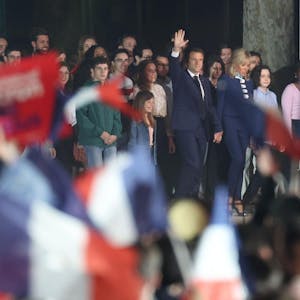 Emmanuel Macron jubelt 2404
