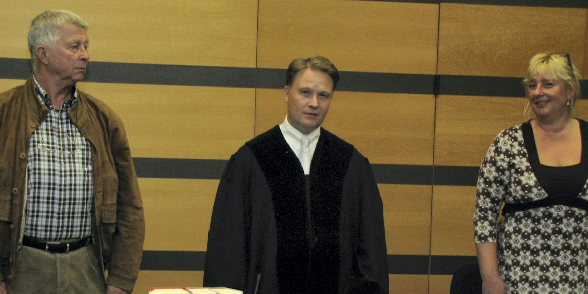 Unter Vorsitz von Richter Dr. Wolfgang Schmitz-Jansen (Mitte) war das Euskirchener Schöffengericht am Donnerstag mit den Betrugsvorwürfen gegen den ehemaligen Verwaltungsangestellten befasst.
