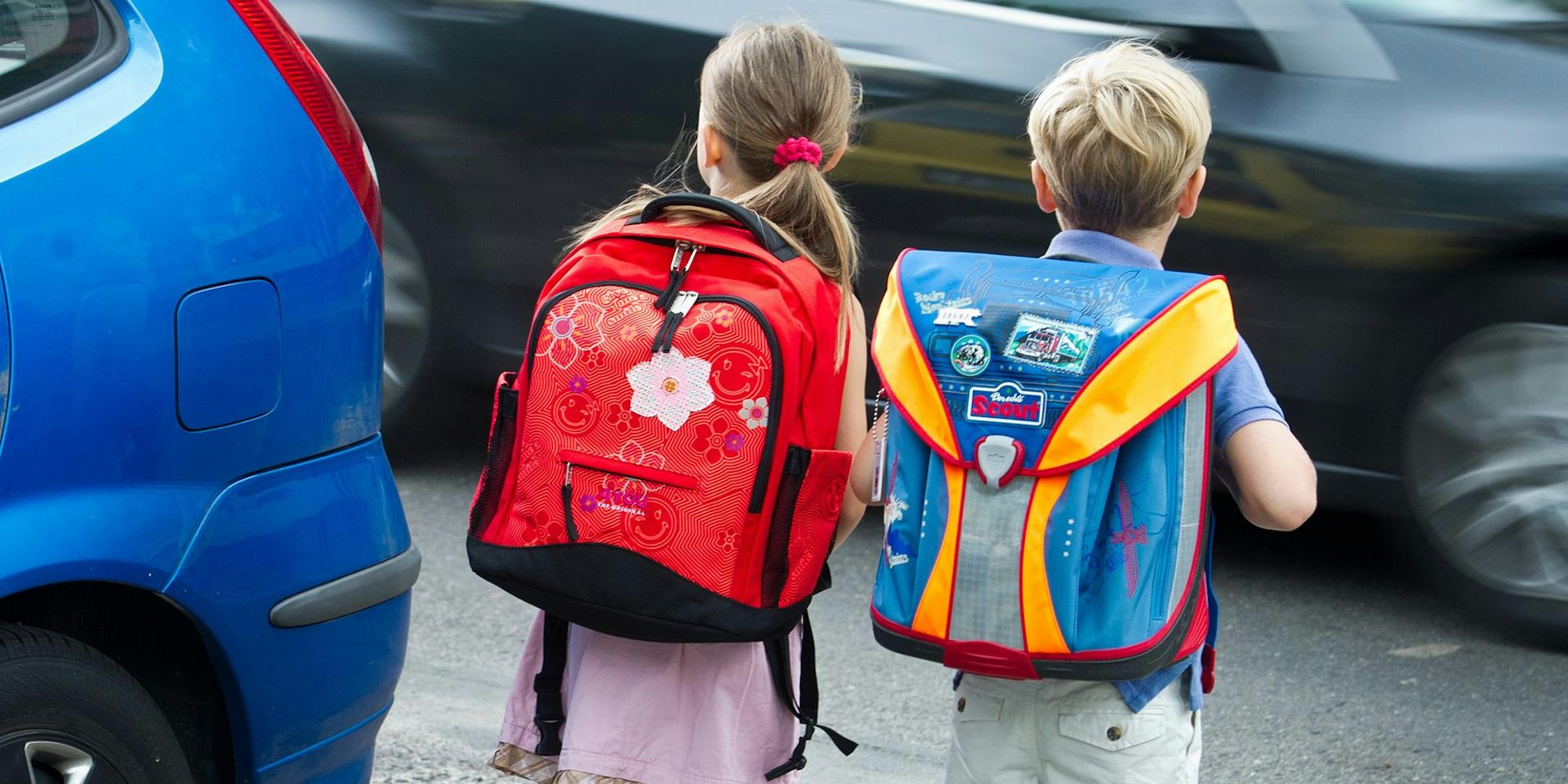 Kinder zu Fuß zur Schule dpa
