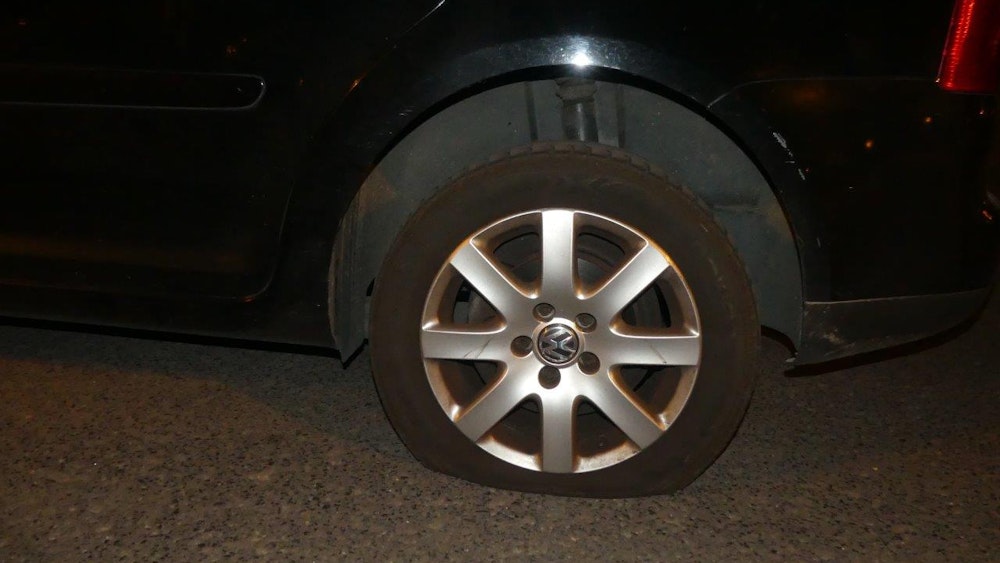 Der Reifen eines Autos ist platt.