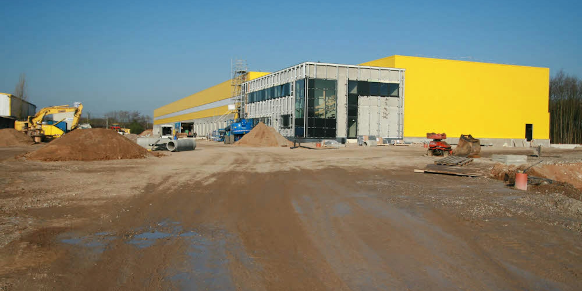 Ein neues, modernes Verteilzentrum für Pakete nimmt die Post in Gremberghoven in Betrieb.